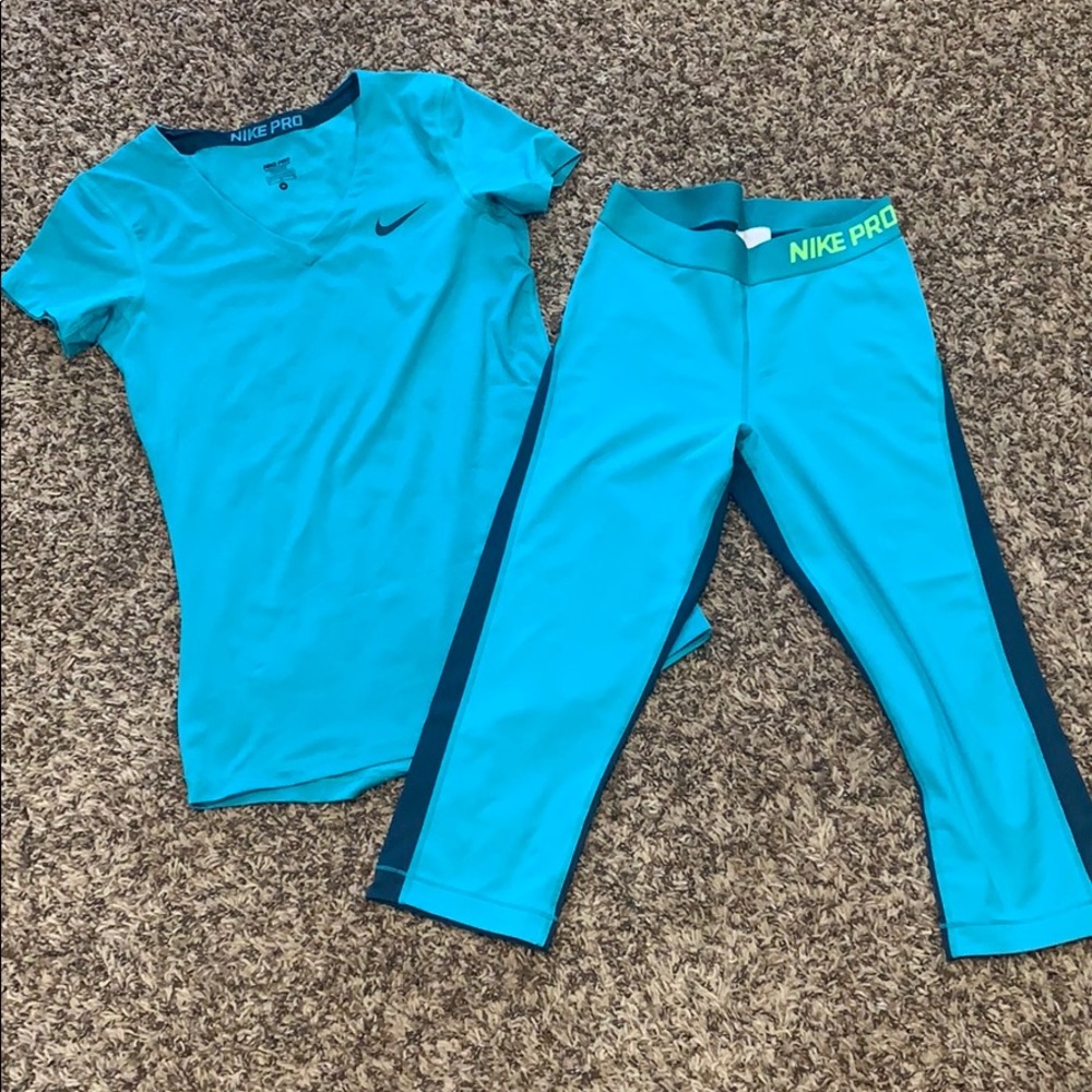 NWOT medium Nike Capri Set
